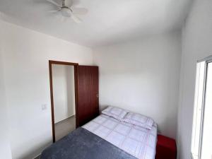 a bedroom with a bed and a ceiling fan at Apt no Santa Mônica próximo ao Pátio Sabiá, UFU in Uberlândia