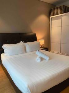 Postel nebo postele na pokoji v ubytování Stella Maison KLCC