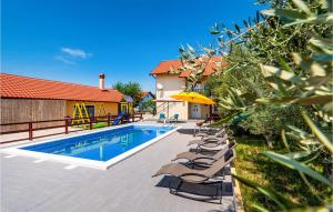 Bazén v ubytování Five-Bedroom Holiday Home In Suhovare nebo v jeho okolí + 37 fotografií