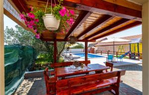 Bazén v ubytování Five-Bedroom Holiday Home In Suhovare nebo v jeho okolí