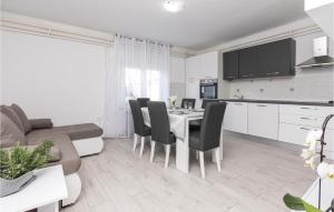 Kuchyň nebo kuchyňský kout v ubytování Five-Bedroom Holiday Home In Suhovare
