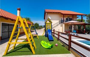 Herní místnost nebo prostor pro děti v ubytování Five-Bedroom Holiday Home In Suhovare