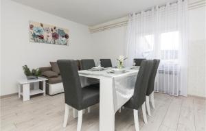 Posezení v ubytování Five-Bedroom Holiday Home In Suhovare