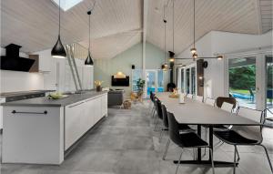 una cucina e una sala da pranzo con tavolo e sedie di Cozy Home In Rømø With Sauna a Rømø Kirkeby