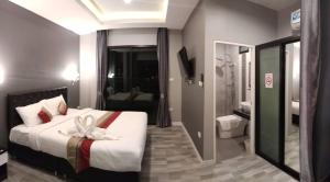 Un dormitorio con una cama con una flor. en มานิตา รีสอร์ท ปากพะยูน, en Phatthalung