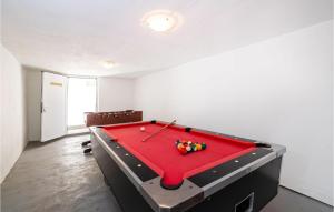 Biliár nebo kulečník v ubytování Two-Bedroom Holiday Home In Sokusan