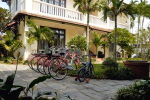 una fila di biciclette parcheggiate di fronte a un edificio di Hoi An Holiday Villa a Hoi An