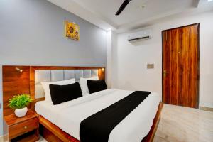 Giường trong phòng chung tại Super Townhouse Status By Sbg Near Anand Vihar Vaishali Metro Station