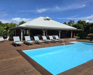 a swimming pool with chairs and a gazebo at Splendide villa de Courcelles 4 étoiles Piscine & jacuzzi in Saint-François