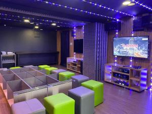TV a/nebo společenská místnost v ubytování Jade Hotel and Suites