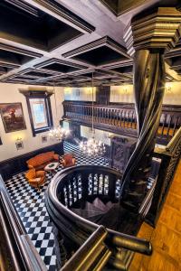 a large room with a spiral staircase in a building at Pałac Kłanino in Kłanino