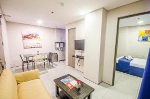 TV a/nebo společenská místnost v ubytování Jade Hotel and Suites