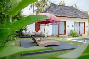 Taman di luar Villa Saphira Selong Belanak