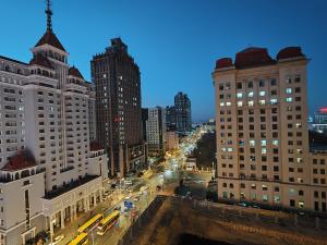 vista su una strada di città con edifici alti di 博博家精品民宿 a Harbin