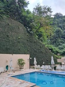 Bazén v ubytování Apartamento 3 quartos 1 suíte reserva das pitangueiras nebo v jeho okolí