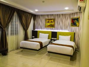 Кровать или кровати в номере Louis Hotel