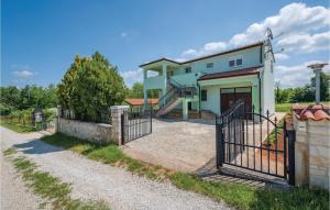 dom z bramą przed nim w obiekcie Studio Apartment In Sv,lovrec w mieście Jakići +12 zdjęć
