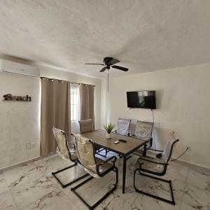 a dining room table with chairs and a ceiling fan at Casa Marina, Playa y Aeropuerto cerca in Puerto Vallarta