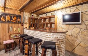 TV a/nebo společenská místnost v ubytování Lovely Home In Lovrec With Kitchen