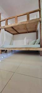 爱妮岛Bice Hostel Darocotan的一张大木床