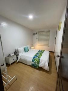 Postel nebo postele na pokoji v ubytování Pet-friendly 1BR Condo Unit in Imus with Wifi Netflix -Min 2 nights