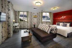 Postel nebo postele na pokoji v ubytování Sun Moon Lake Loft Inn