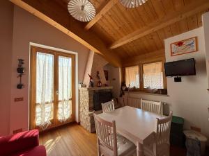 a dining room with a table and a fireplace at Nel cuore di Castel di Sangro La Casa di Cristina in Castel di Sangro