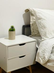 Postel nebo postele na pokoji v ubytování Pet-friendly 1BR Condo Unit in Imus with Wifi Netflix -Min 2 nights