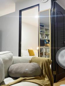 A seating area at Pet-friendly 1BR Condo Unit in Imus with Wifi Netflix -Min 2 nights