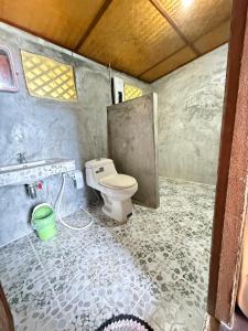 チェンダオにあるDoicherngngam Home stayのトイレ、洗面台、シャワー付きのバスルーム