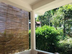 Um jardim no exterior de The kiwi