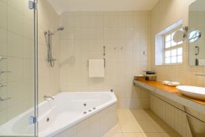 Ένα μπάνιο στο The Woodbridge Waterfront Rooms +47 φωτογραφίες