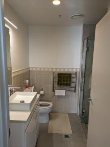 オークランドにあるNewmarket Homestay - Twin Roomのトイレ、洗面台、シャワー付きのバスルーム