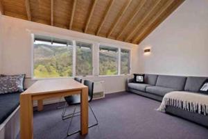 斯瑞德伯Banjo 3 Chalet - Magnificent view and great location的带沙发和桌子的客厅