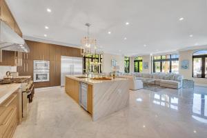 Η κουζίνα ή μικρή κουζίνα στο Venice of America Heated Pool Canal View Access Mimosa Key VlLLAS