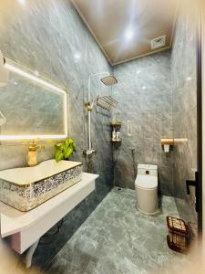 a bathroom with a sink and a toilet at Du Gia Field View Homestay in Làng Cac