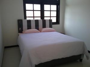 Postel nebo postele na pokoji v ubytování Mess Inn Semarang