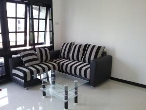 Posezení v ubytování Mess Inn Semarang