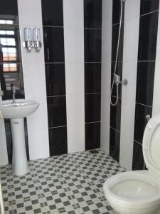 Koupelna v ubytování Mess Inn Semarang