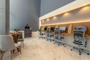 Majoituspaikan West Walk Retaj Hotel työ- tai konferenssitilat