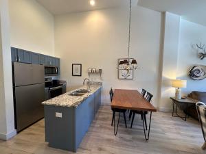 cocina con mesa de madera y cocina con nevera en Full Renovated 1BR -Walk to Gondola & Kids Ski Free condo, en Dillon