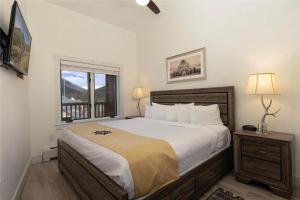 Un dormitorio con una cama grande y una ventana. en Full Renovated 1BR -Walk to Gondola & Kids Ski Free condo, en Dillon 17 fotos más