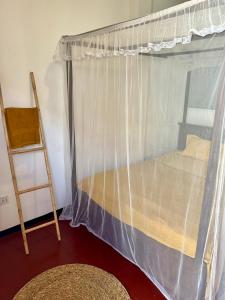 Rúm í herbergi á Hari Hari Hostel
