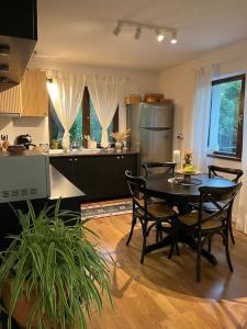 Nhà bếp/bếp nhỏ tại Green Garden Deluxe Villa by Therme