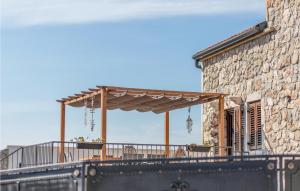 Balkon lub taras w obiekcie Lovely Home In Risika With Sauna