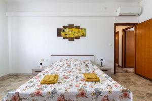 ヴェネツィアにあるVenice Family Houseのベッドルーム1室(黄色いタオル2枚付)