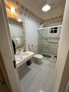 un bagno con wc, lavandino e doccia di Refúgio da Natureza FAZENDA a Cachoeiras de Macacu
