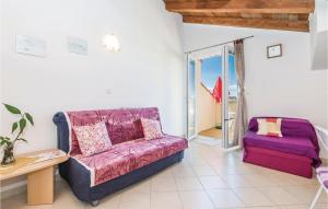 Posezení v ubytování Nice Apartment In Rab With Kitchen
