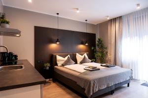 een slaapkamer met een bed en een wastafel bij Liro Hotel Viersen in Viersen