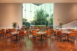 Posezení v ubytování Inya Lake Hotel Yangon